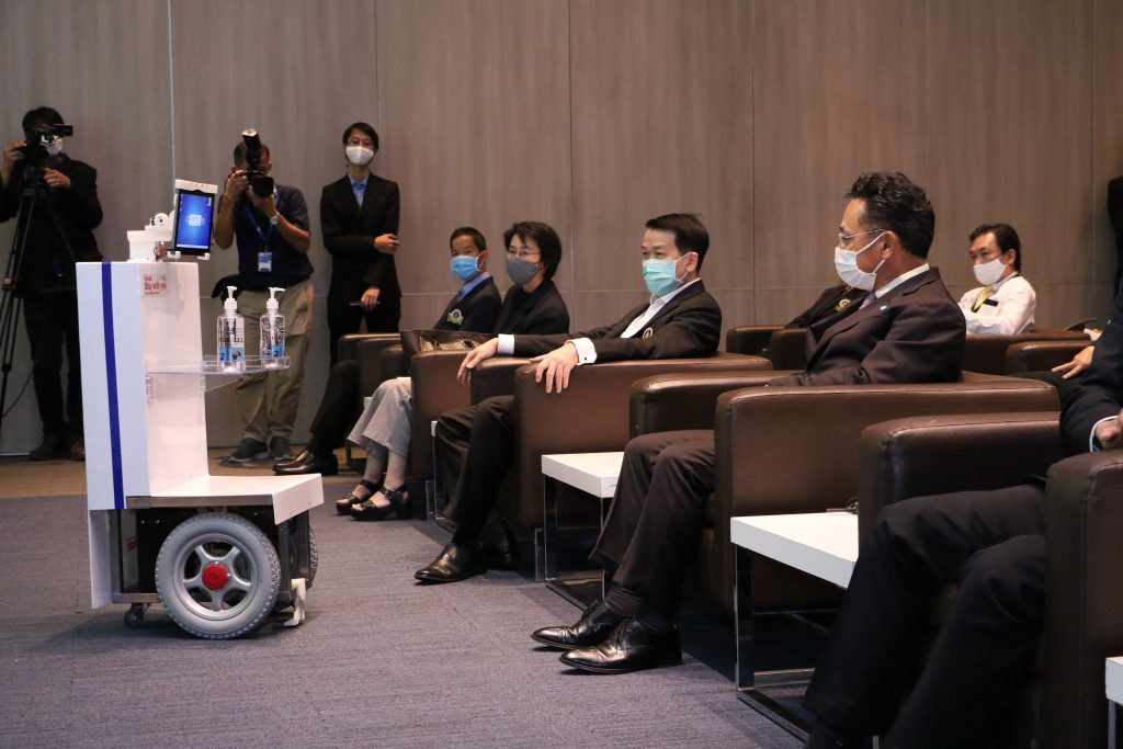 ข่าวรถวันนี้ : โตโยต้า ส่งมอบหุ่นยนต์ปฏิบัติการช่วยเหลือผู้ป่วยแก่โรงพยาบาลรามาธิบดี เพื่อสนับสนุนการทำงานบุคลากรทางการแพทย์ใน 5 โรงพยาบาล พร้อมต่อยอดนวัตกรรมองค์กร เพื่อขับเคลื่อนวิถีชีวิตแห่งอนาคต