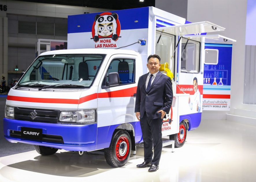 SUZUKI พร้อม !! ร่วมงาน Bangkok International Motor Show 2021 อวดโฉมรถซูซูกิ รุ่นตกแต่งสุดพิเศษ เดินหน้าโครงการ Cause we care มอบ SUZUKI CARRY Biosafety Mobile Unit ให้หมอแล็บ แพนด้า